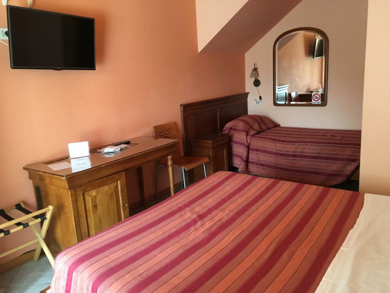 Hotel Il Pino Garlasco Extérieur photo